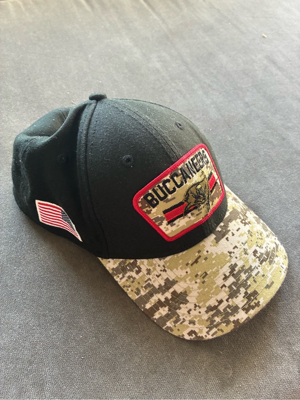 Tampa Bay Buccaneers Salute to Service fitted hat
